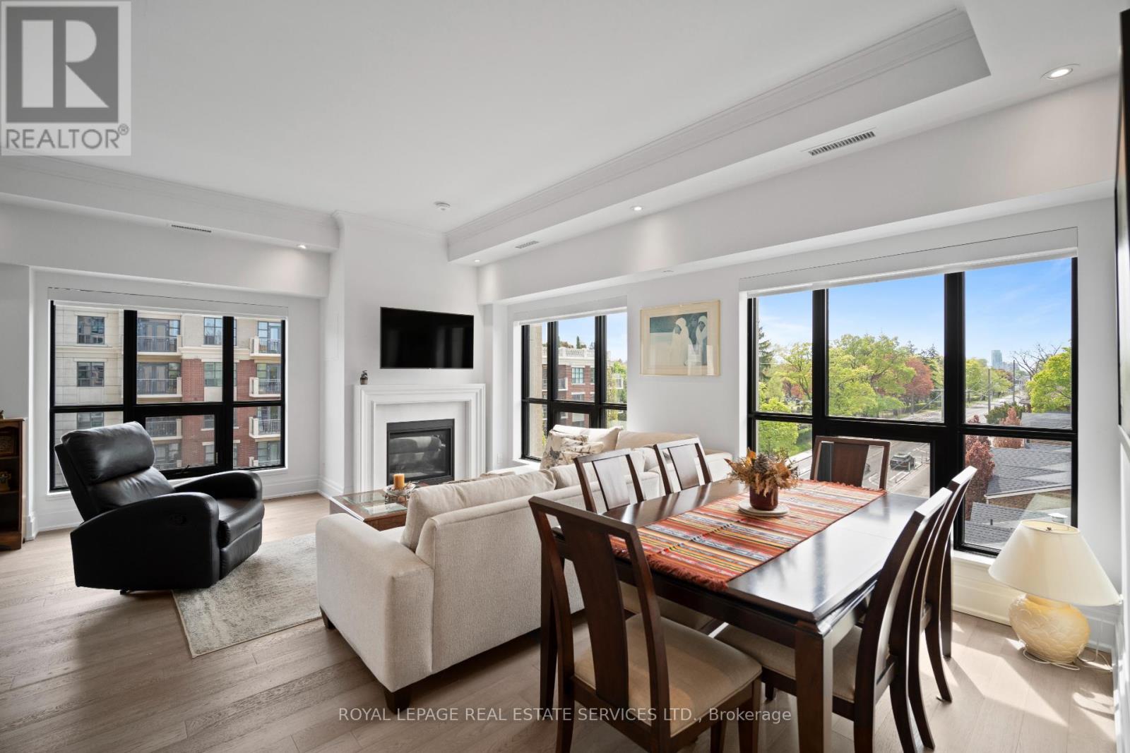 












504 - 4 THE KINGSWAY

,
Toronto,




Ontario
M8X2T1

