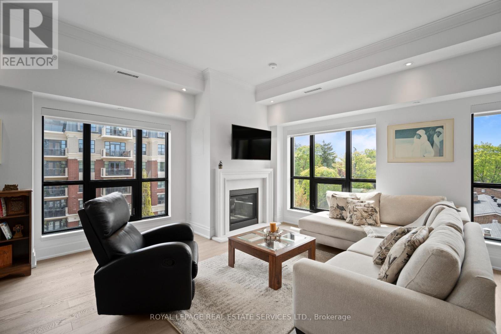 












504 - 4 THE KINGSWAY

,
Toronto,




Ontario
M8X2T1

