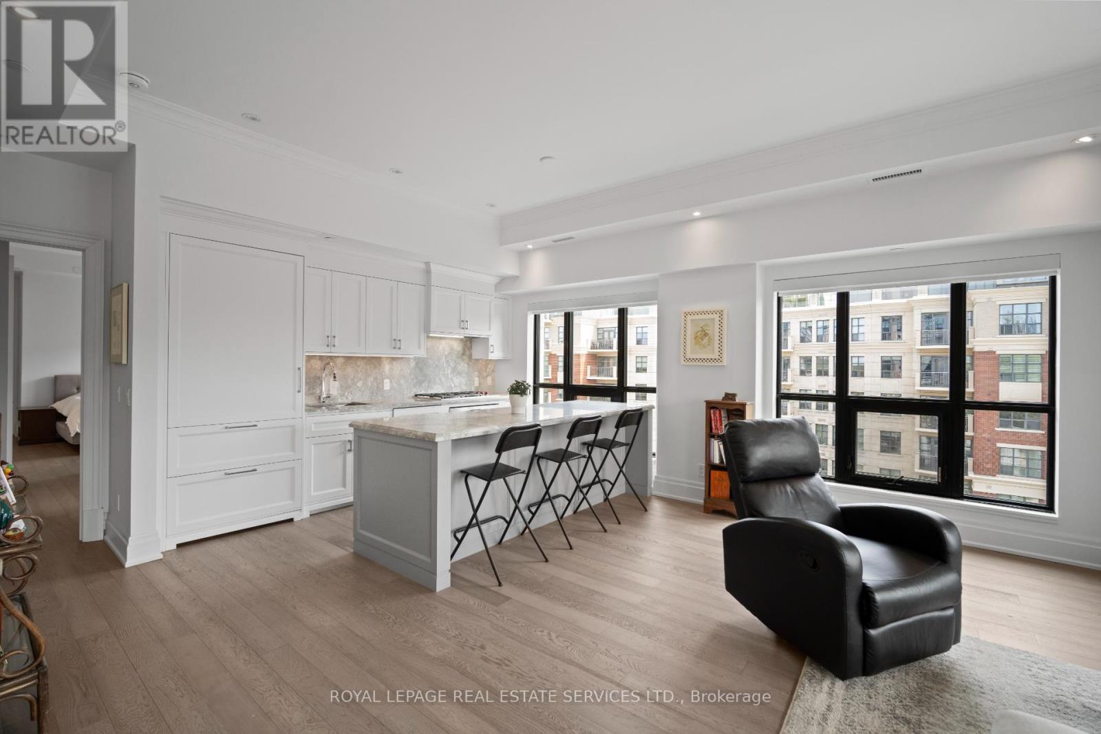 












504 - 4 THE KINGSWAY

,
Toronto,




Ontario
M8X2T1

