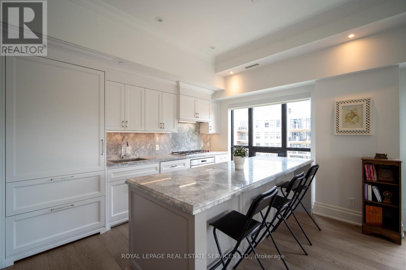 












504 - 4 THE KINGSWAY

,
Toronto,




Ontario
M8X2T1

