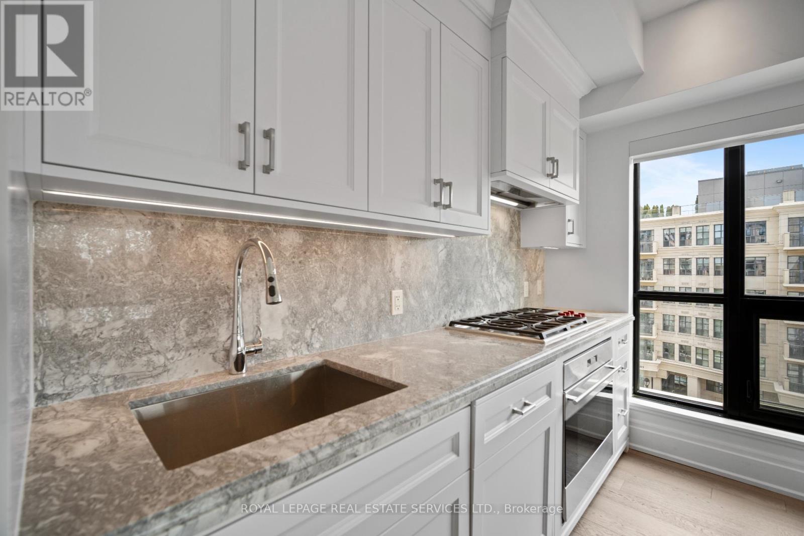 












504 - 4 THE KINGSWAY

,
Toronto,




Ontario
M8X2T1

