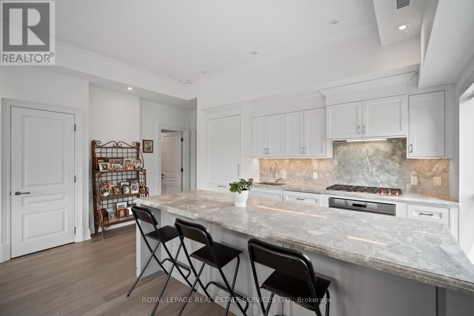 












504 - 4 THE KINGSWAY

,
Toronto,




Ontario
M8X2T1

