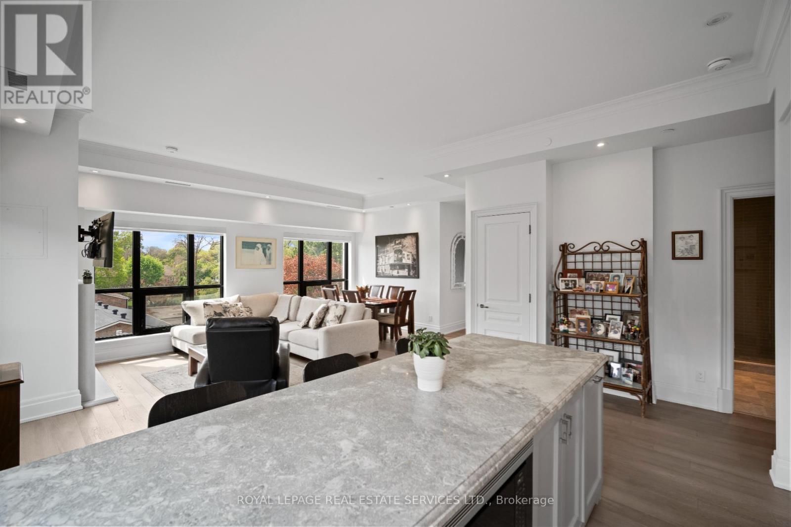 












504 - 4 THE KINGSWAY

,
Toronto,




Ontario
M8X2T1

