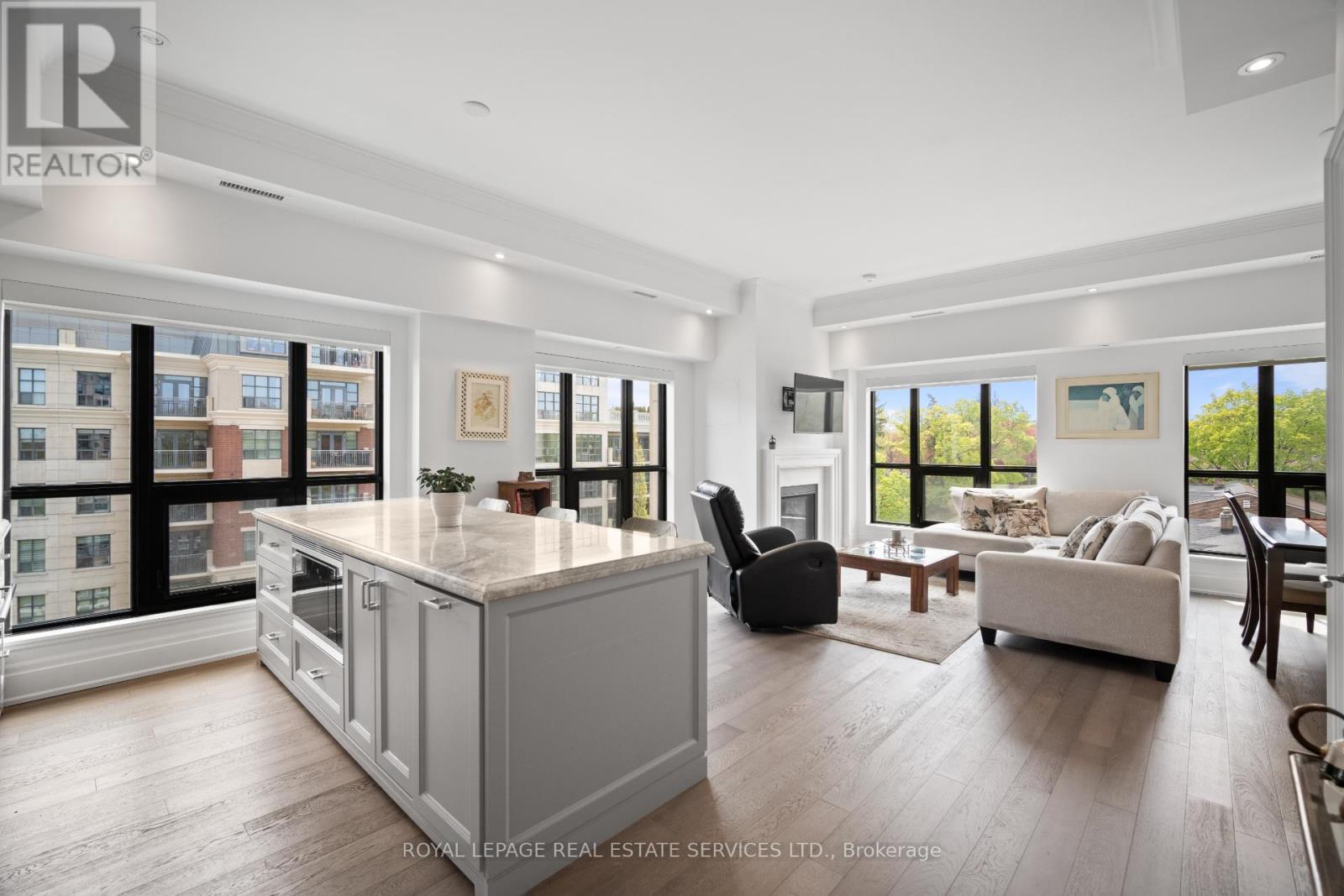 












504 - 4 THE KINGSWAY

,
Toronto,




Ontario
M8X2T1

