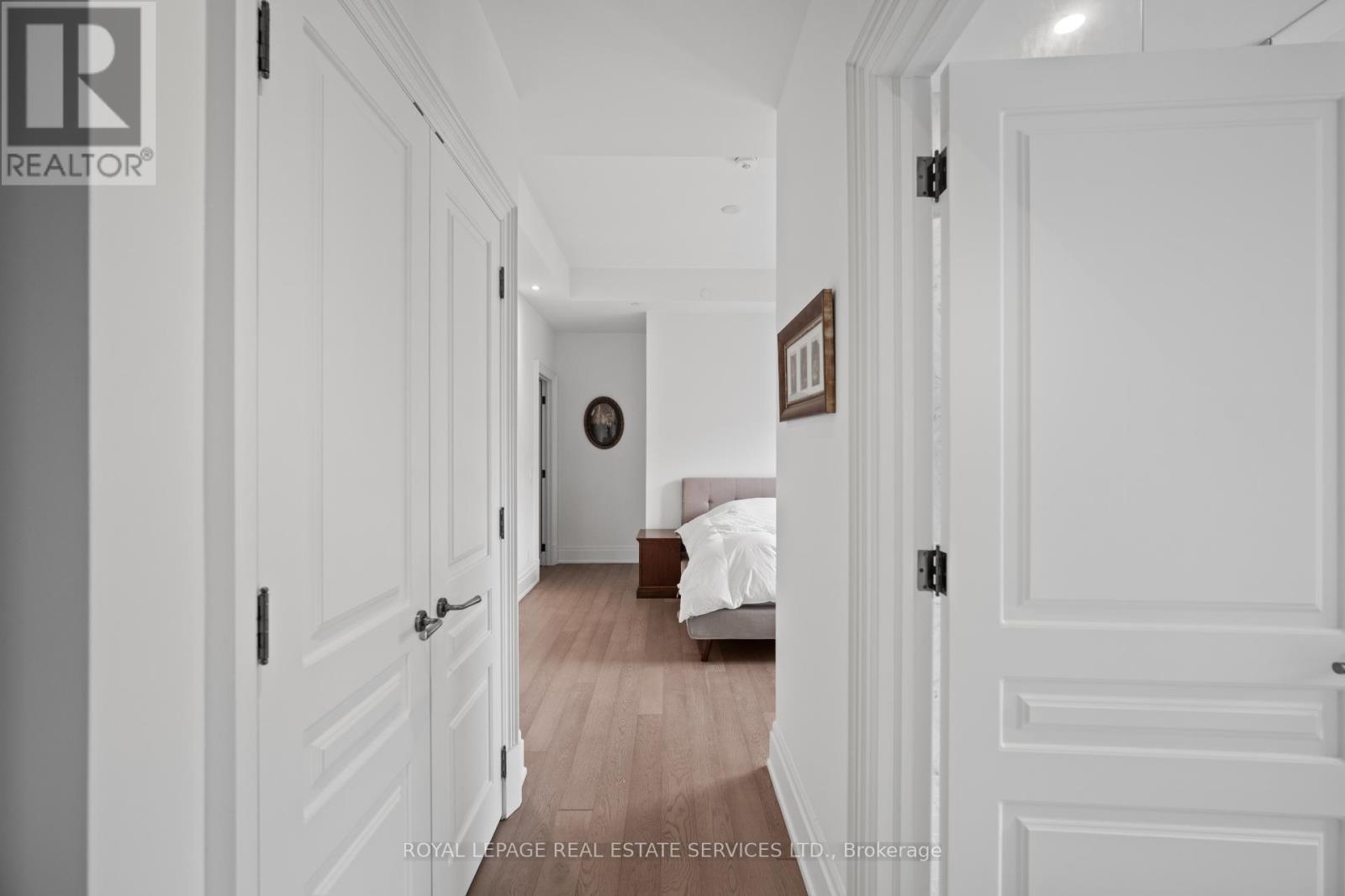 












504 - 4 THE KINGSWAY

,
Toronto,




Ontario
M8X2T1

