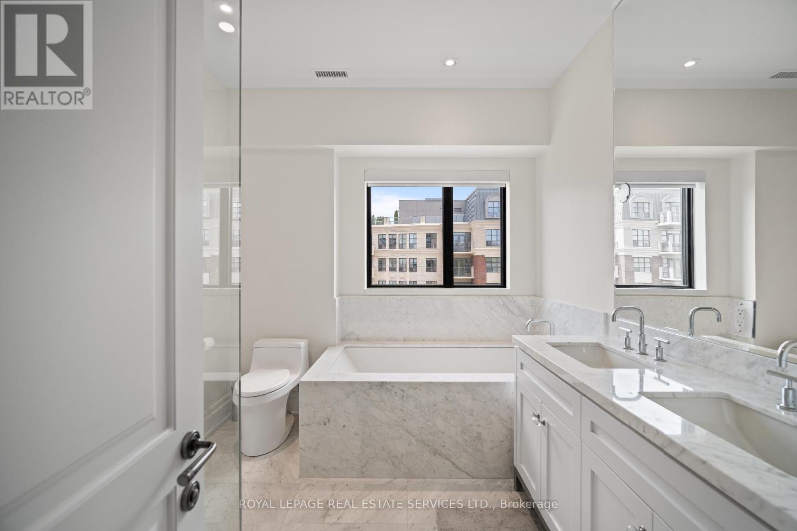 












504 - 4 THE KINGSWAY

,
Toronto,




Ontario
M8X2T1

