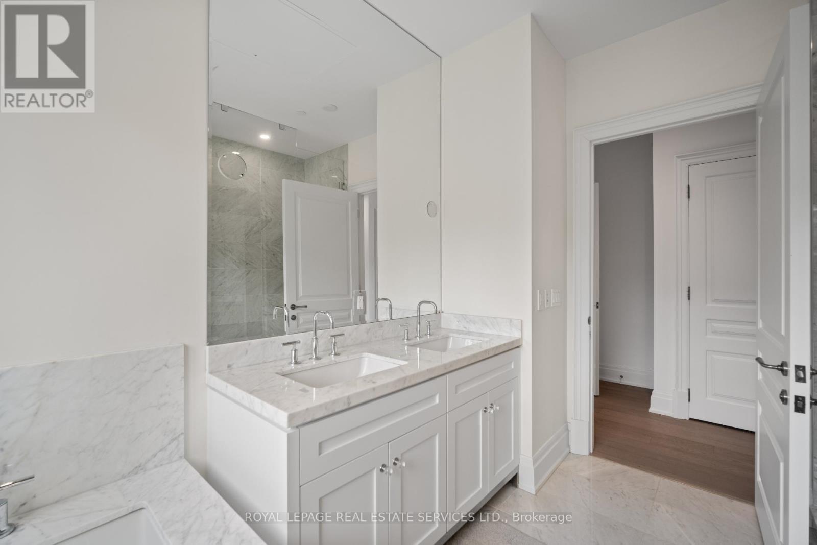 












504 - 4 THE KINGSWAY

,
Toronto,




Ontario
M8X2T1

