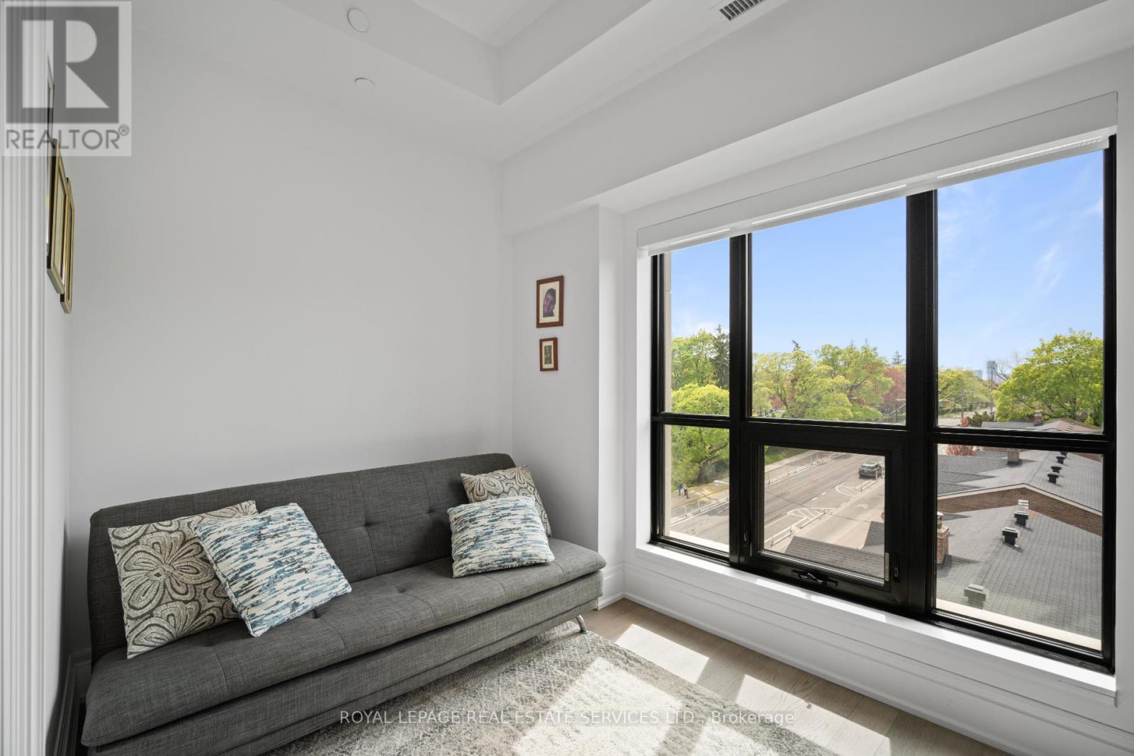 












504 - 4 THE KINGSWAY

,
Toronto,




Ontario
M8X2T1

