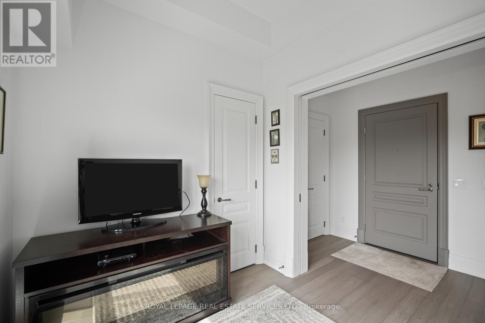 












504 - 4 THE KINGSWAY

,
Toronto,




Ontario
M8X2T1

