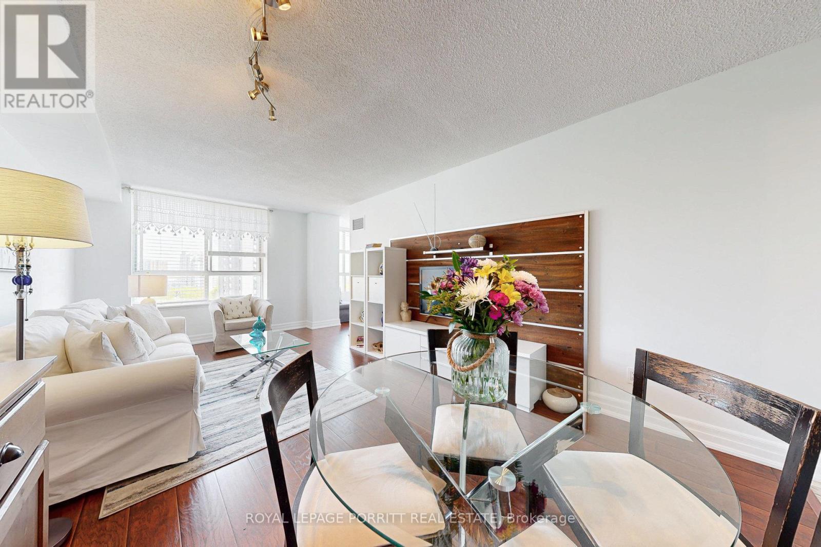 












1017 - 1485 LAKESHORE ROAD E

,
Mississauga,




Ontario
L5E3G2

