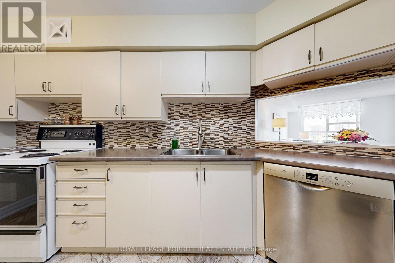 












1017 - 1485 LAKESHORE ROAD E

,
Mississauga,




Ontario
L5E3G2

