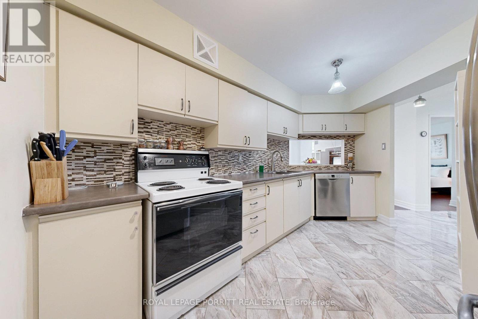 












1017 - 1485 LAKESHORE ROAD E

,
Mississauga,




Ontario
L5E3G2

