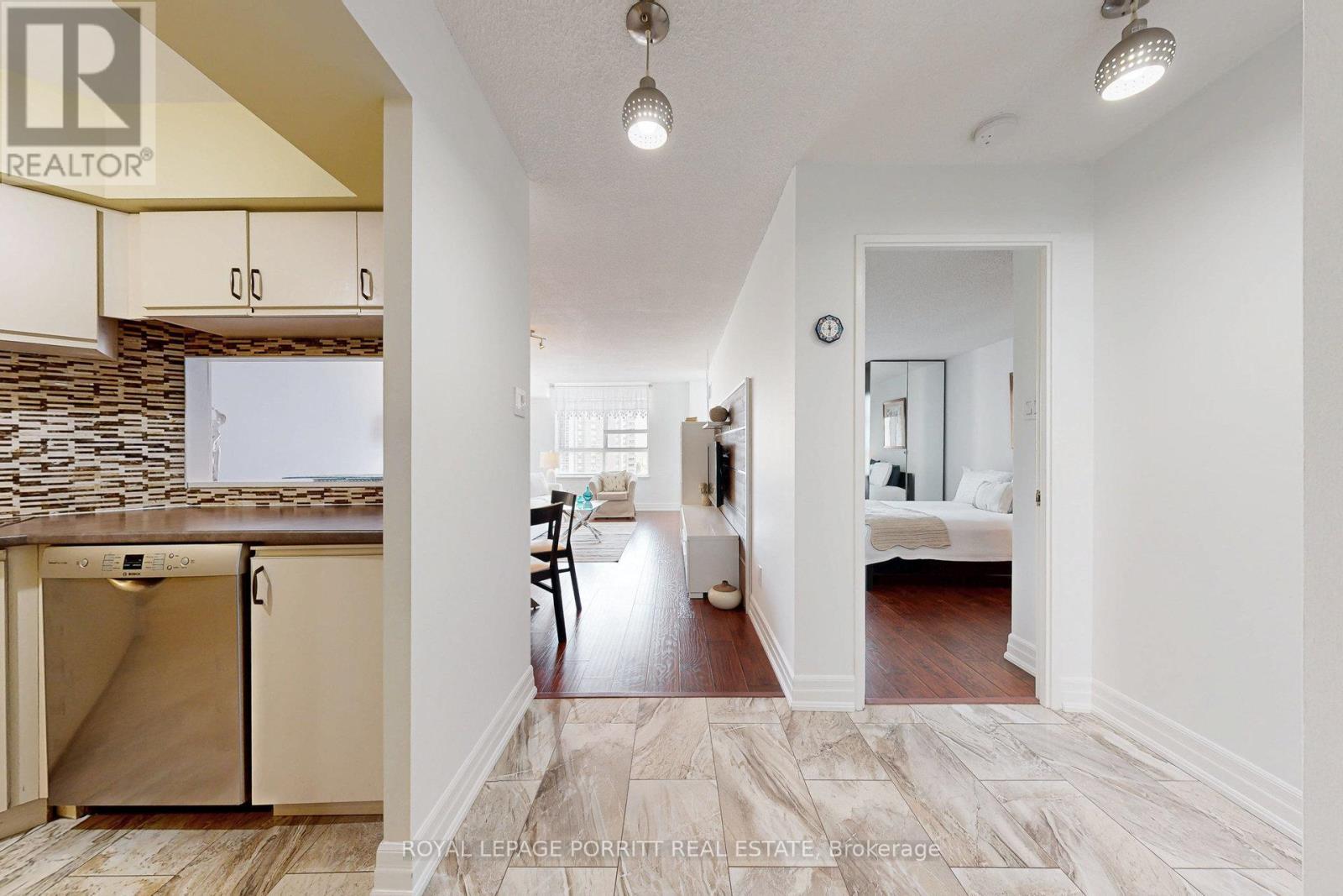 












1017 - 1485 LAKESHORE ROAD E

,
Mississauga,




Ontario
L5E3G2

