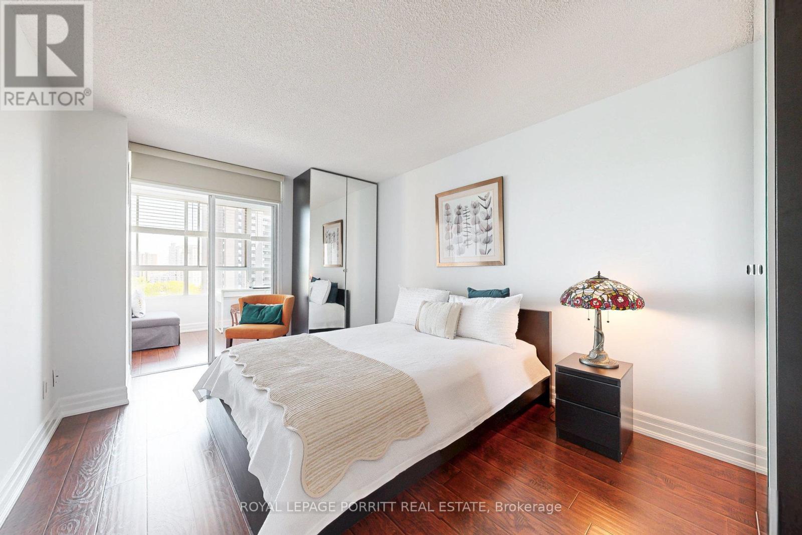 












1017 - 1485 LAKESHORE ROAD E

,
Mississauga,




Ontario
L5E3G2

