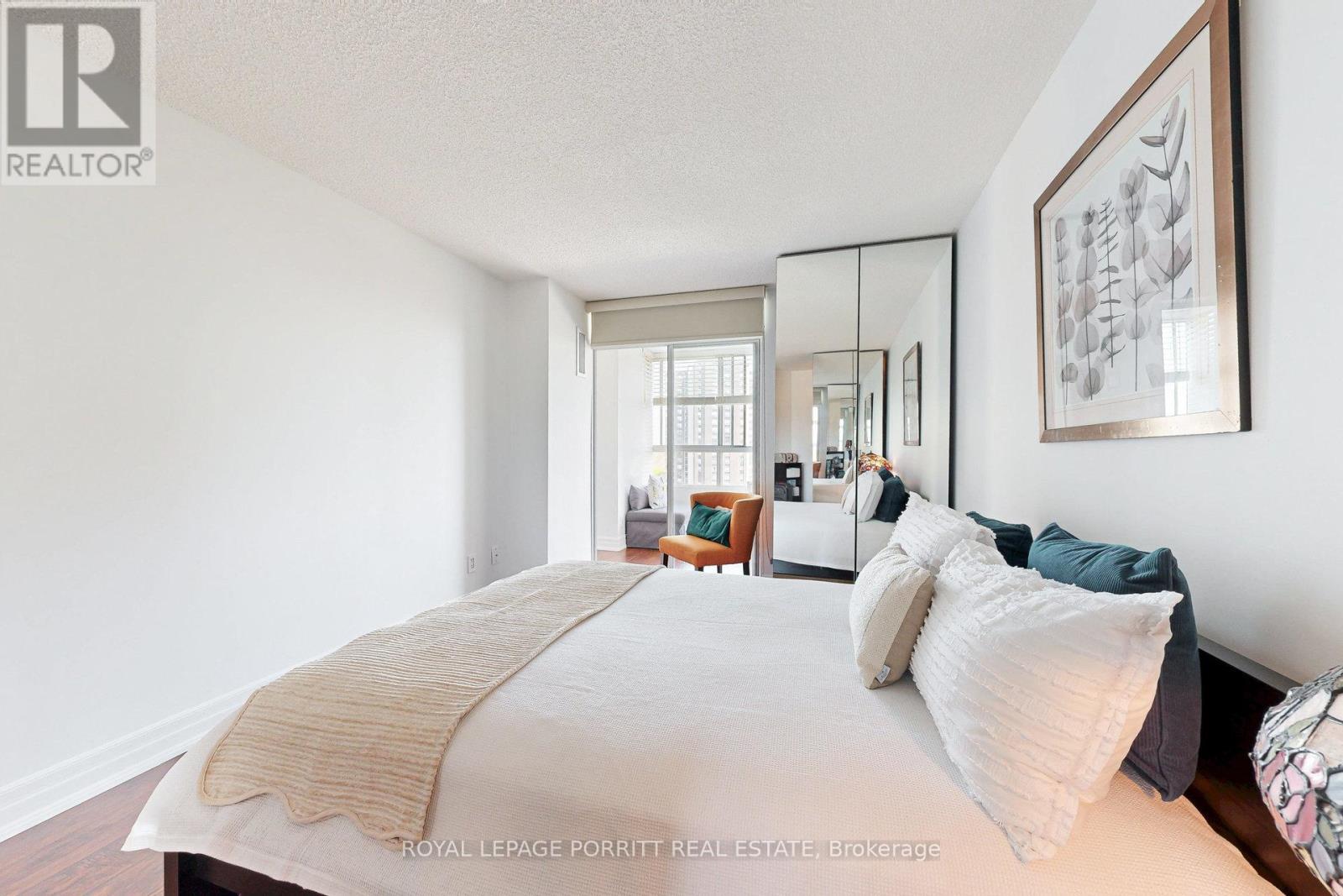 












1017 - 1485 LAKESHORE ROAD E

,
Mississauga,




Ontario
L5E3G2

