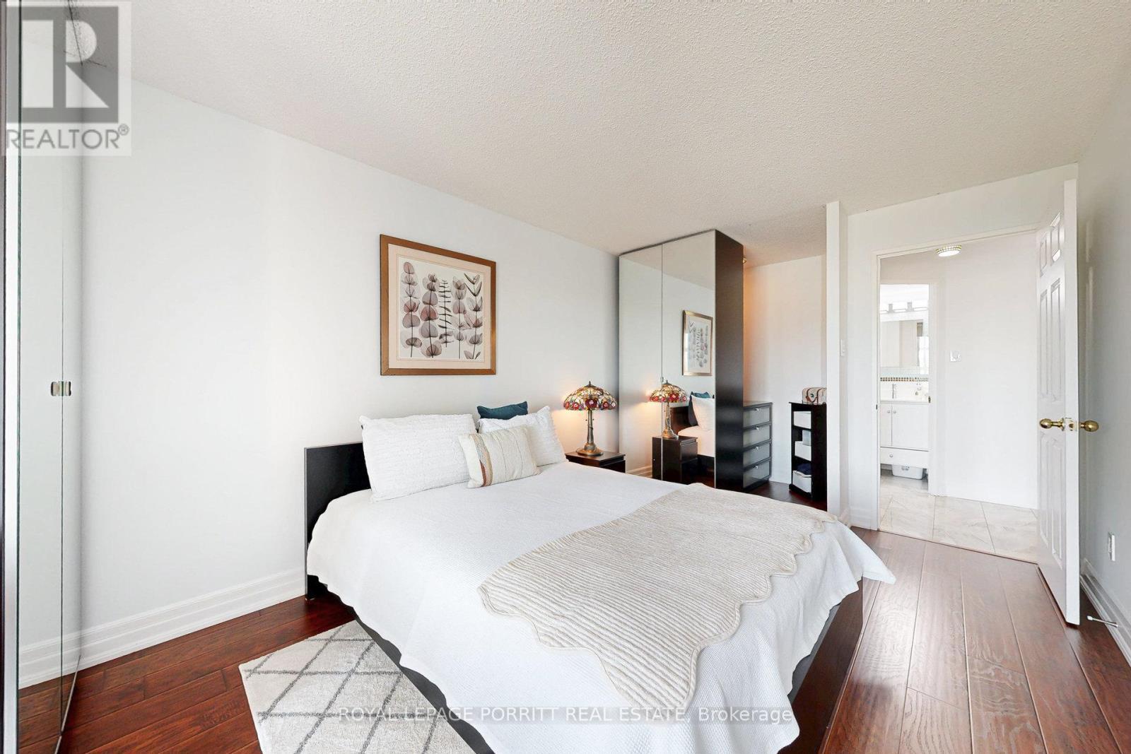 












1017 - 1485 LAKESHORE ROAD E

,
Mississauga,




Ontario
L5E3G2

