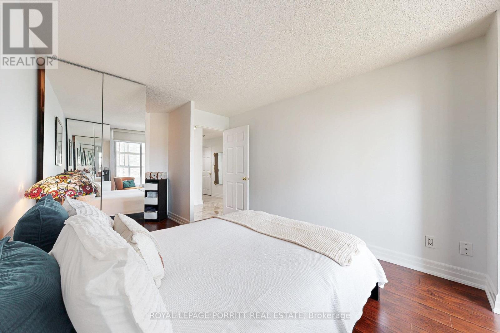 












1017 - 1485 LAKESHORE ROAD E

,
Mississauga,




Ontario
L5E3G2

