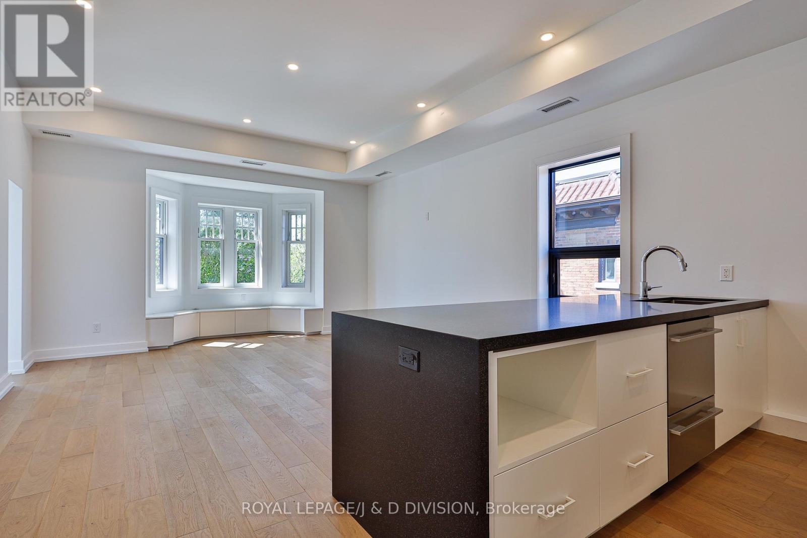 












8 - 314 LONSDALE ROAD

,
Toronto,




Ontario
M4V1X4

