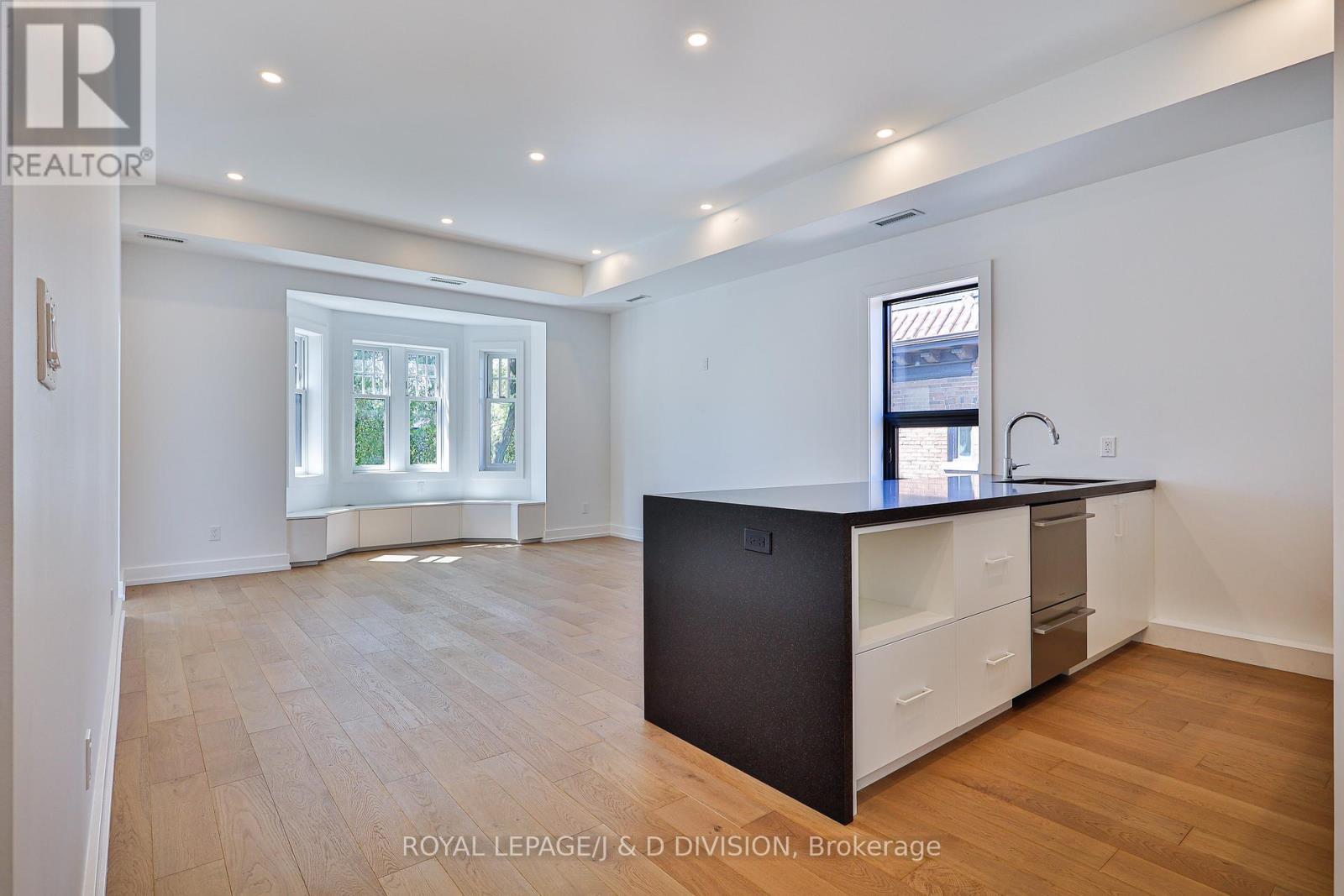 












8 - 314 LONSDALE ROAD

,
Toronto,




Ontario
M4V1X4

