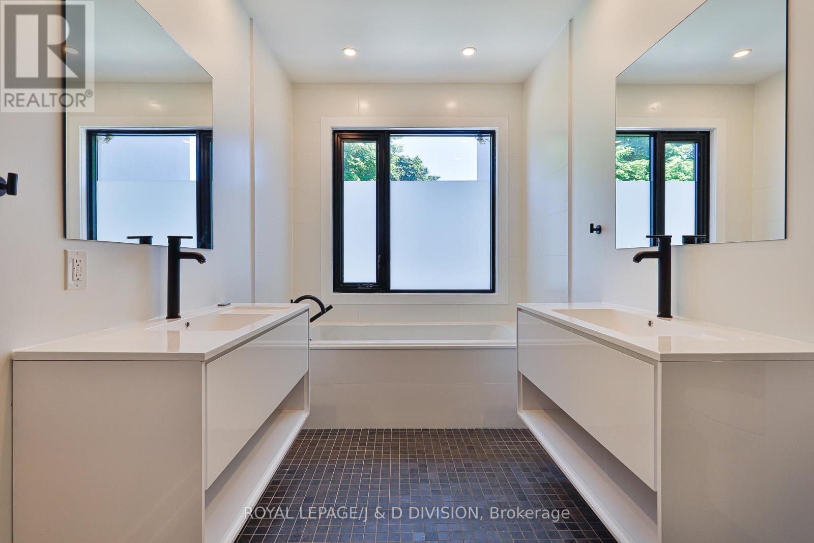 












8 - 314 LONSDALE ROAD

,
Toronto,




Ontario
M4V1X4

