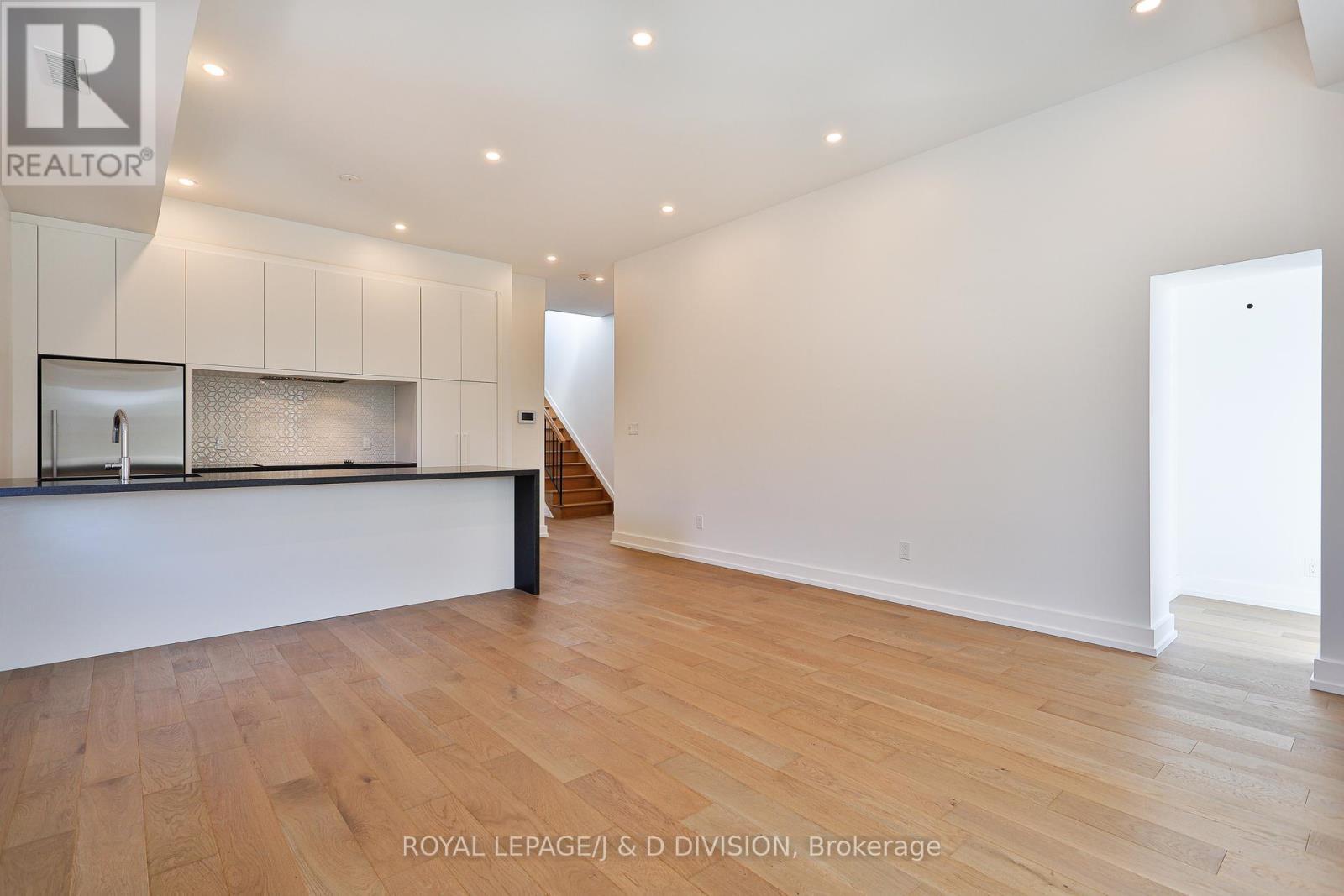 












8 - 314 LONSDALE ROAD

,
Toronto,




Ontario
M4V1X4

