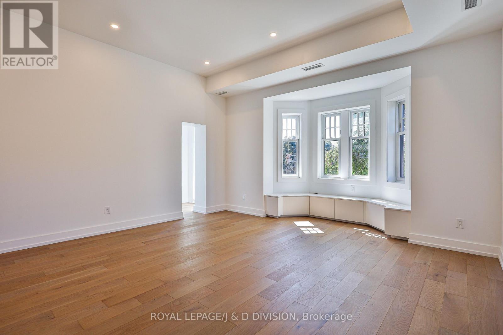 












8 - 314 LONSDALE ROAD

,
Toronto,




Ontario
M4V1X4

