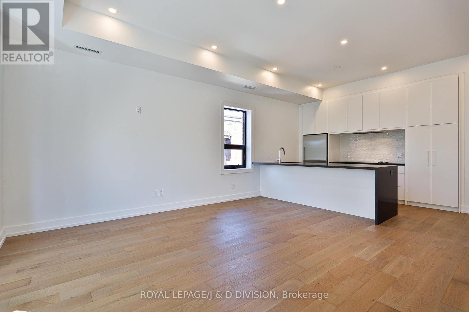 












8 - 314 LONSDALE ROAD

,
Toronto,




Ontario
M4V1X4

