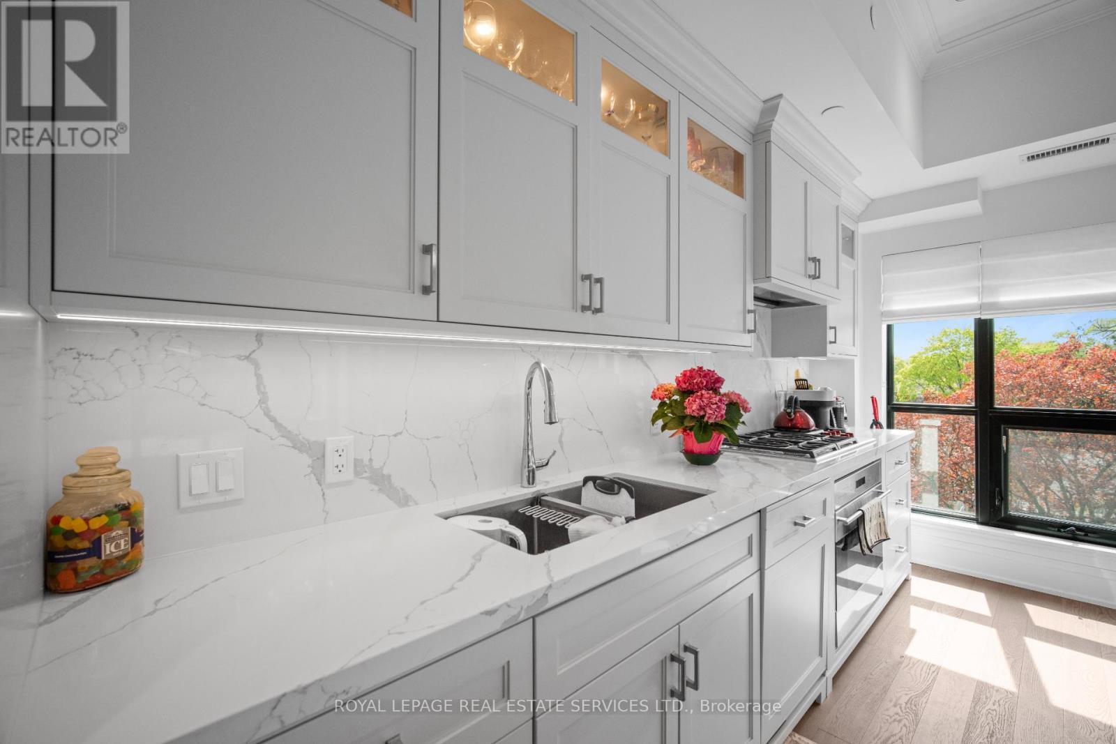 












505 - 4 THE KINGSWAY

,
Toronto,




Ontario
M8X2T1

