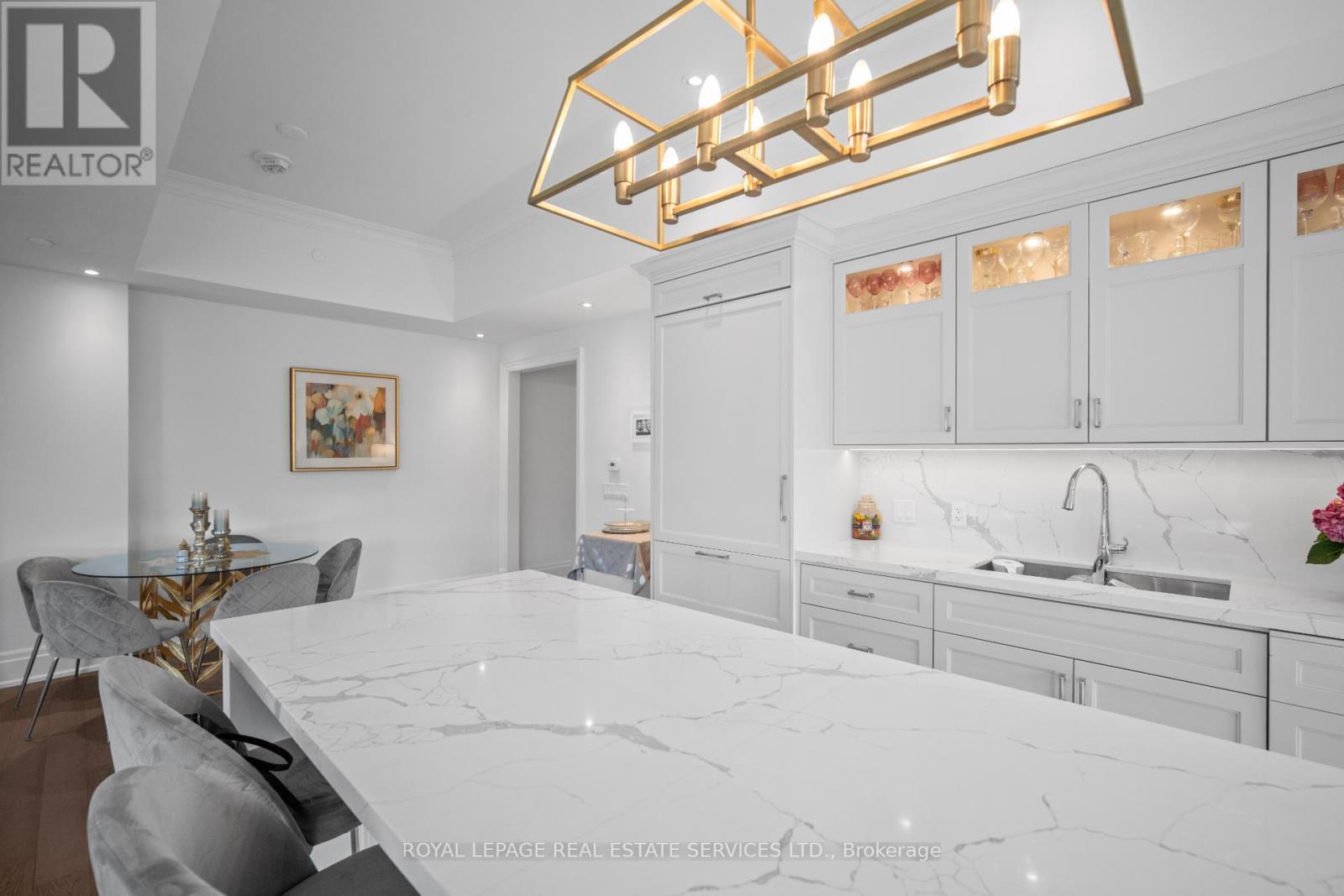 












505 - 4 THE KINGSWAY

,
Toronto,




Ontario
M8X2T1

