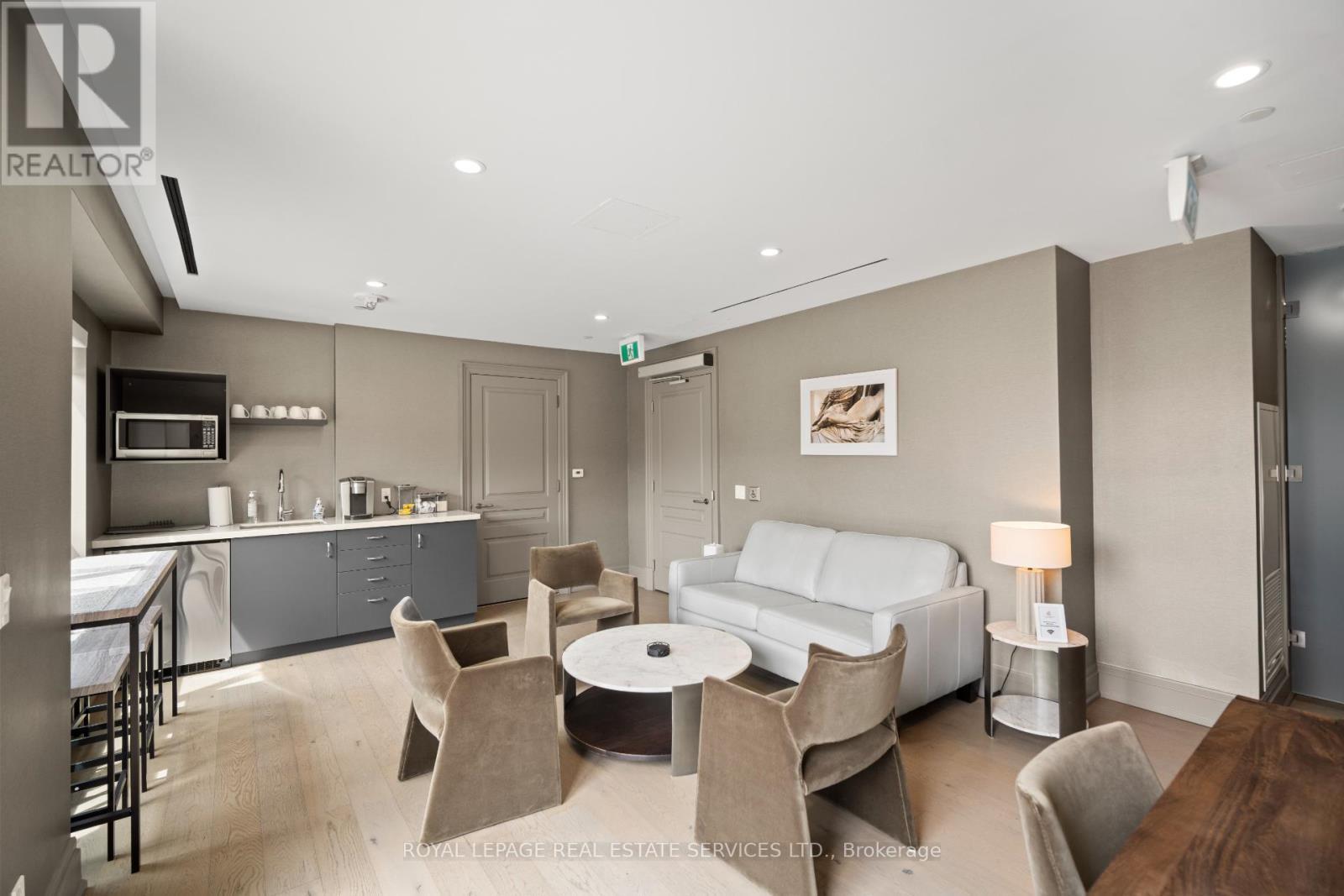 












505 - 4 THE KINGSWAY

,
Toronto,




Ontario
M8X2T1

