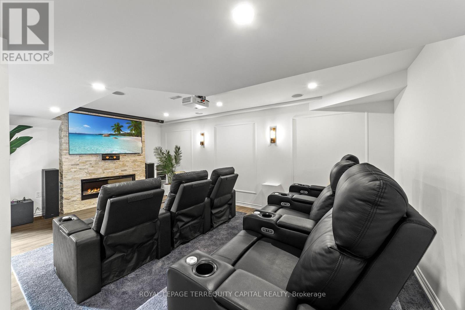 












144 PINE HILL CRESCENT

,
Aurora,




Ontario
L4G3X9

