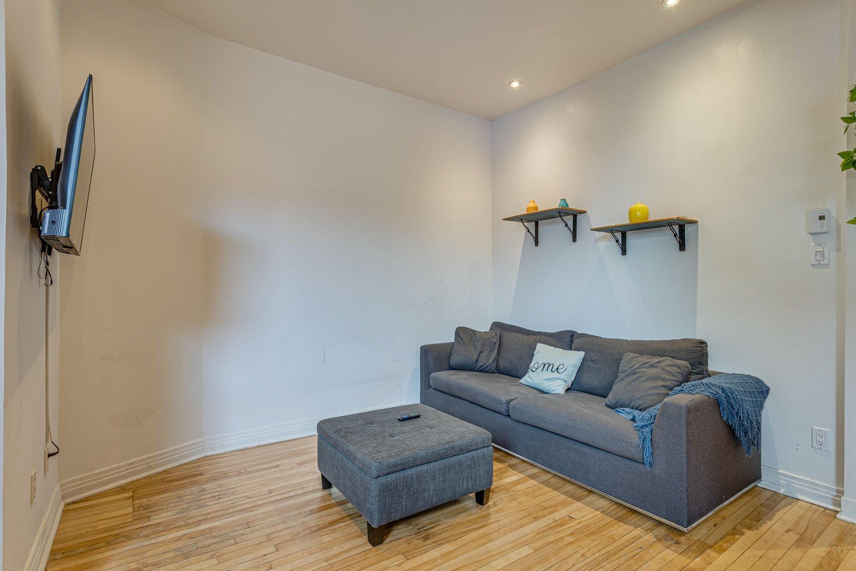 









4003


Rue St-Hubert

, 2,
Montréal (Le Plateau-Mont-Royal),




QC
H2L1B3

