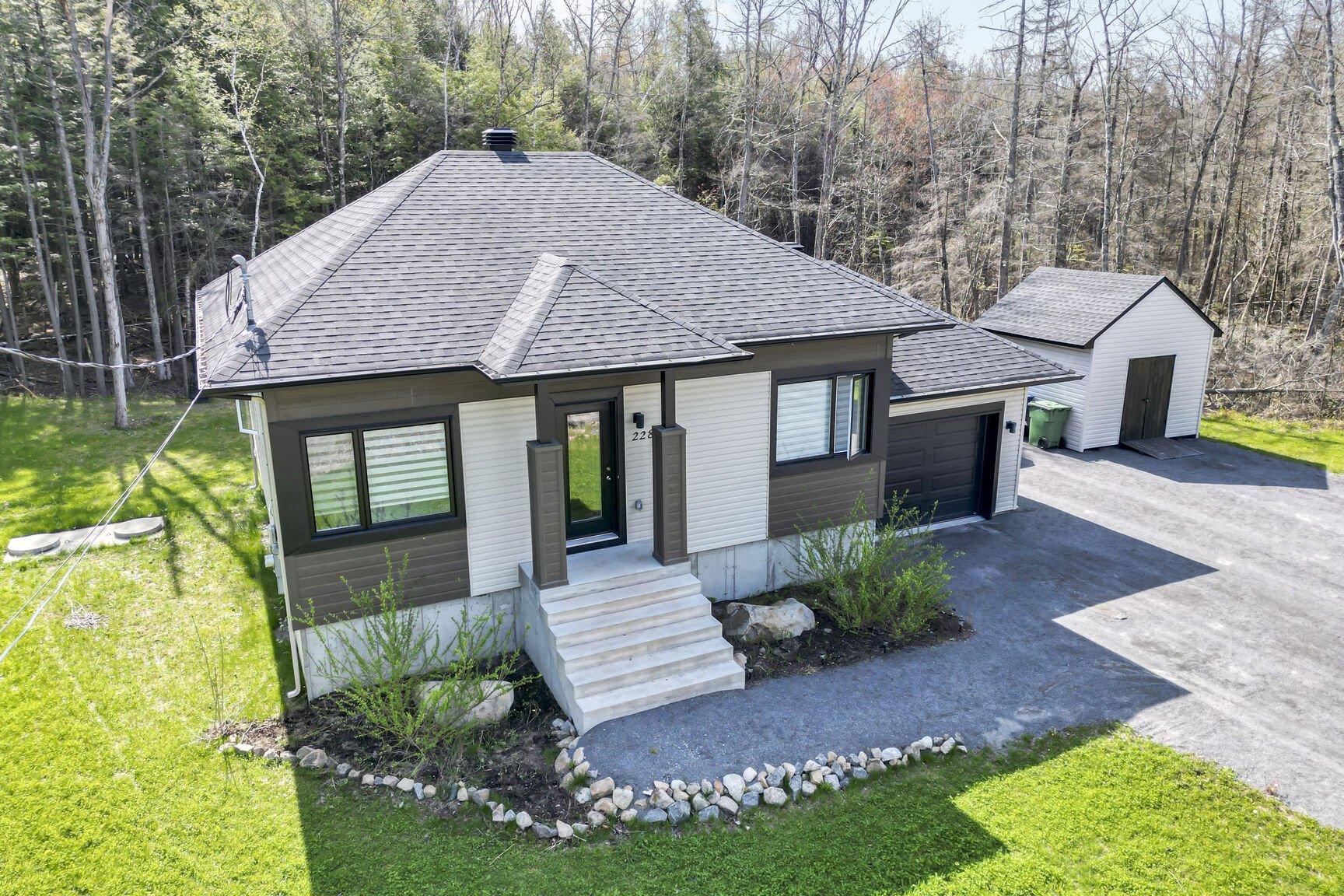 









228


Rue du Quartier

,
Sainte-Sophie,




QC
J5J0P6

