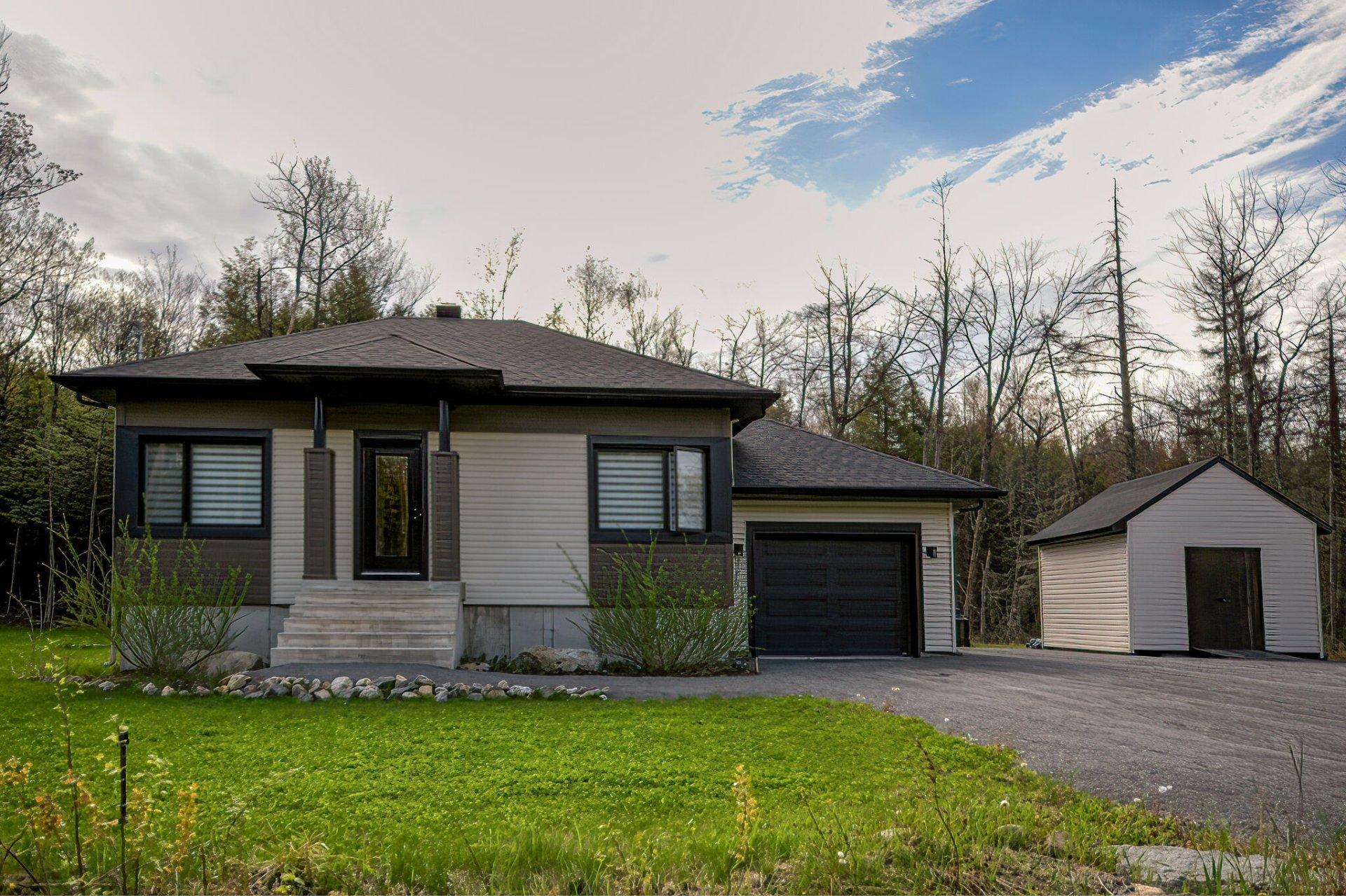 









228


Rue du Quartier

,
Sainte-Sophie,




QC
J5J0P6


