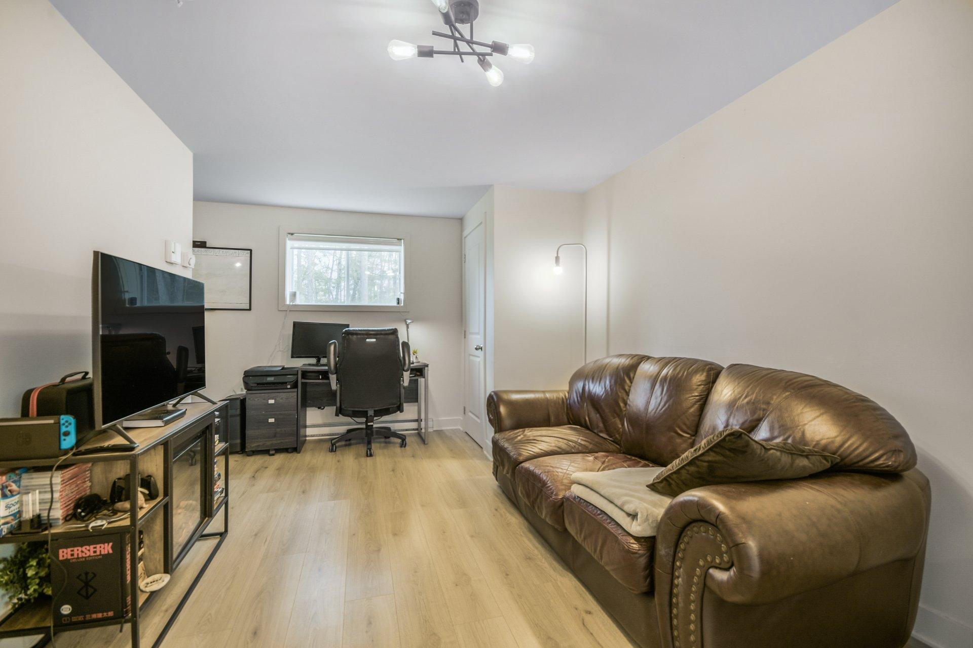 









228


Rue du Quartier

,
Sainte-Sophie,




QC
J5J0P6

