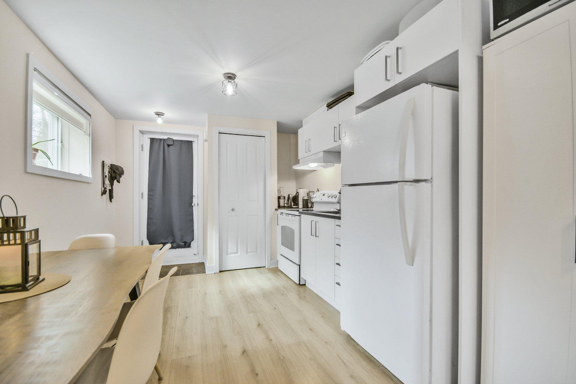 









228


Rue du Quartier

,
Sainte-Sophie,




QC
J5J0P6


