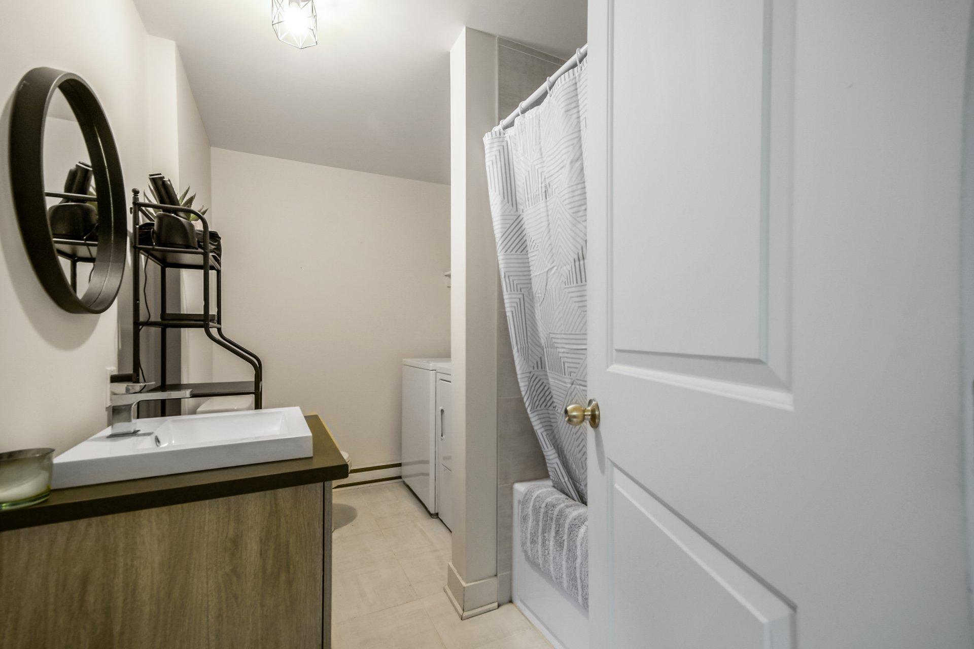 









228


Rue du Quartier

,
Sainte-Sophie,




QC
J5J0P6

