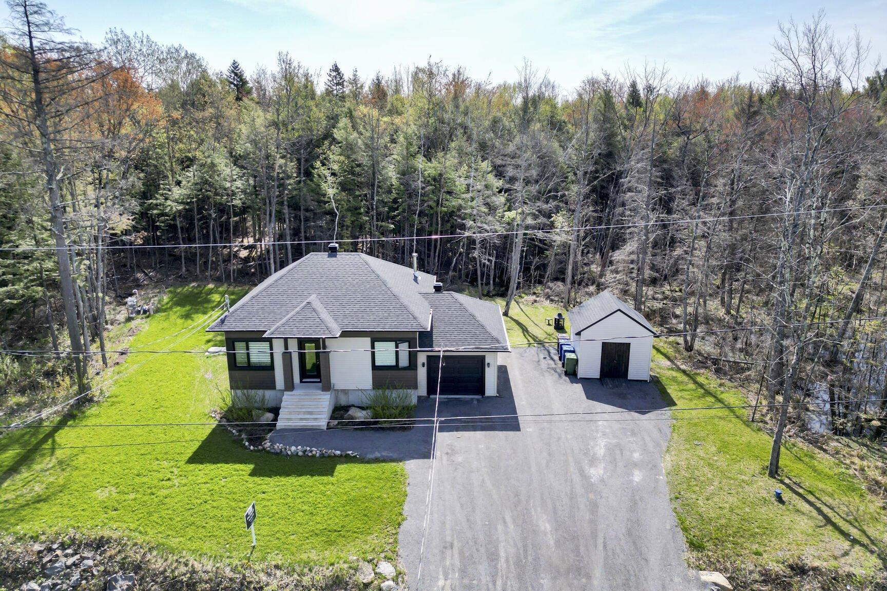 









228


Rue du Quartier

,
Sainte-Sophie,




QC
J5J0P6

