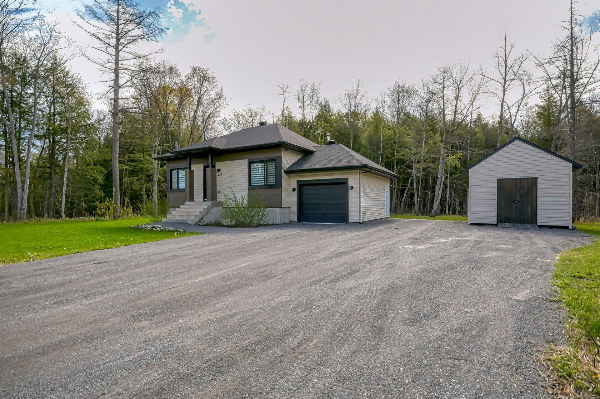 









228


Rue du Quartier

,
Sainte-Sophie,




QC
J5J0P6

