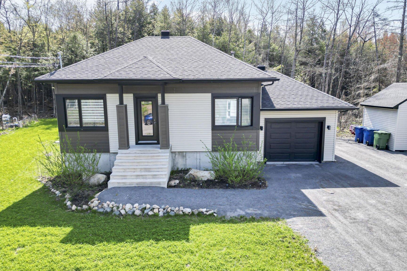 









228


Rue du Quartier

,
Sainte-Sophie,




QC
J5J0P6

