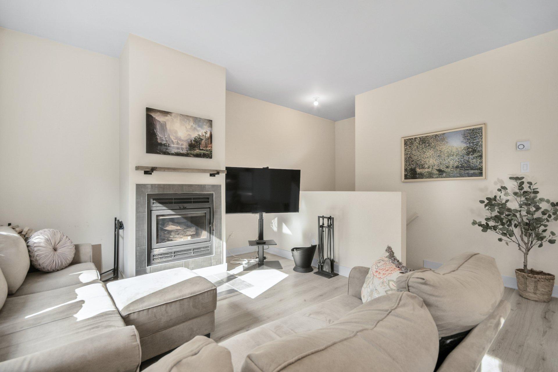 









228


Rue du Quartier

,
Sainte-Sophie,




QC
J5J0P6

