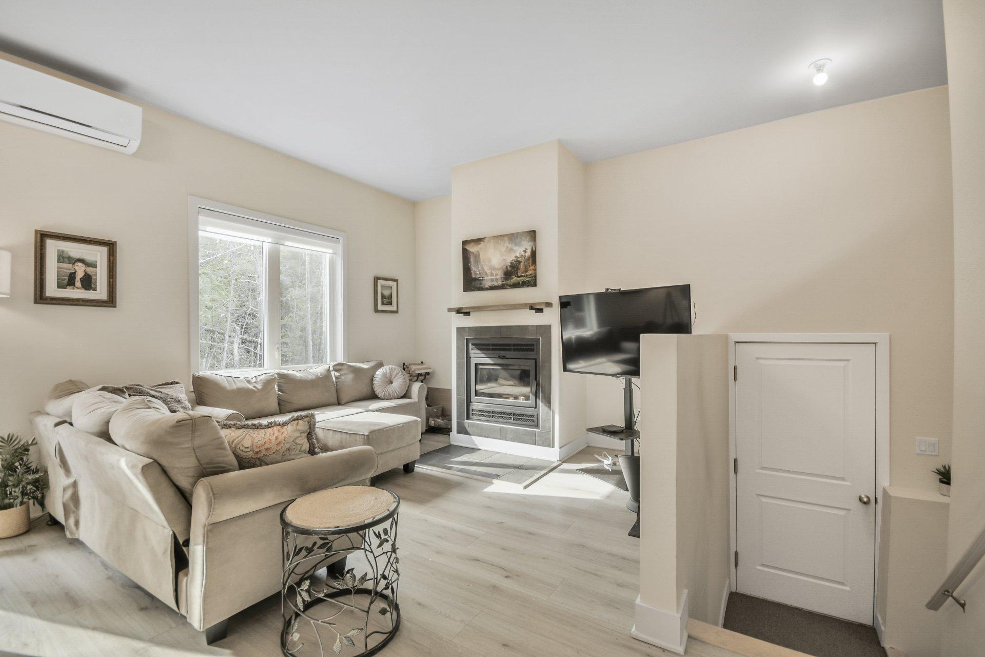 









228


Rue du Quartier

,
Sainte-Sophie,




QC
J5J0P6

