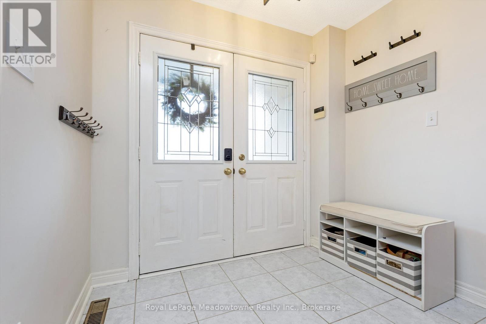 












13 ROBARTS DRIVE

,
Milton (DE Dempsey),




Ontario
L9T5P8

