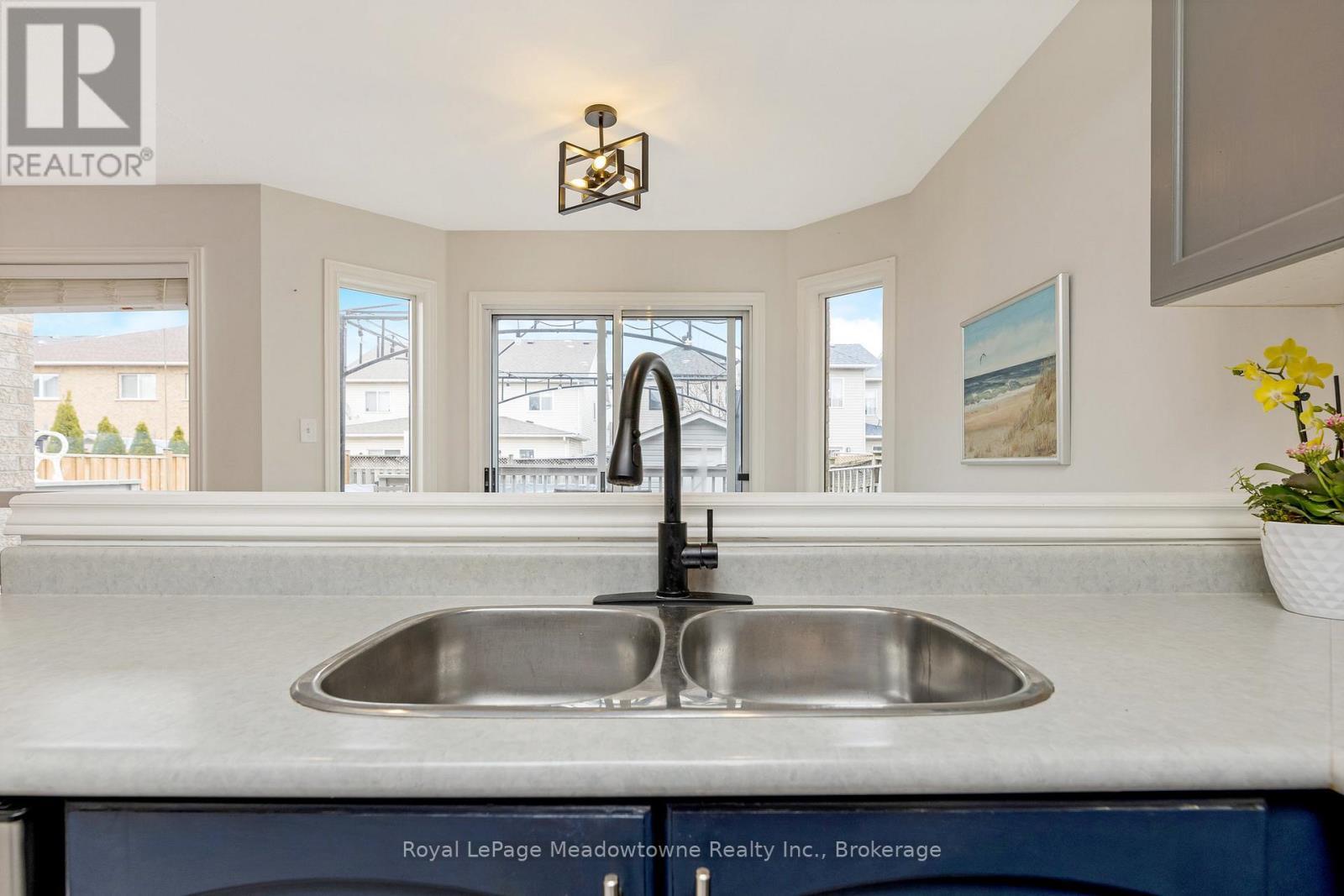












13 ROBARTS DRIVE

,
Milton (DE Dempsey),




Ontario
L9T5P8


