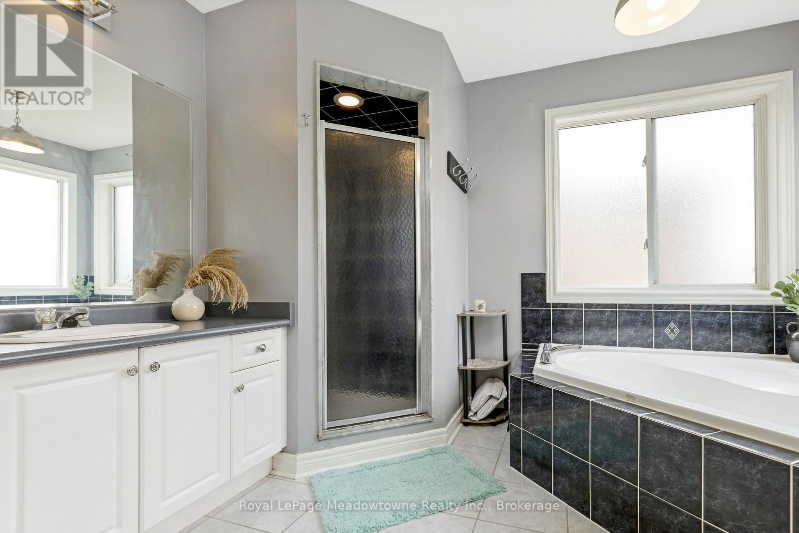 












13 ROBARTS DRIVE

,
Milton (DE Dempsey),




Ontario
L9T5P8

