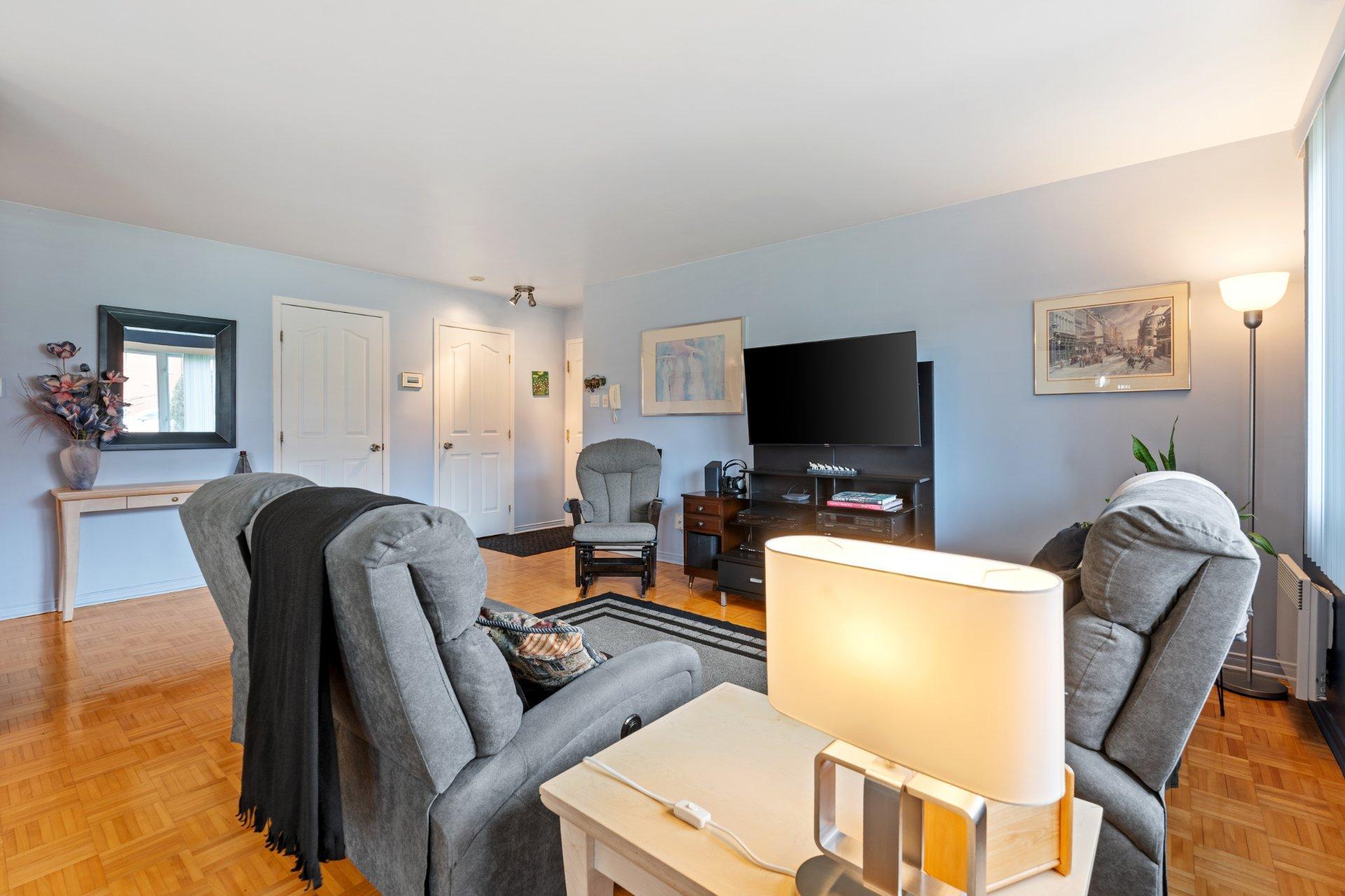 









2575


Boul. Jacques-Marcil

, 101,
Longueuil (Saint-Hubert),




QC
J3Y9E4

