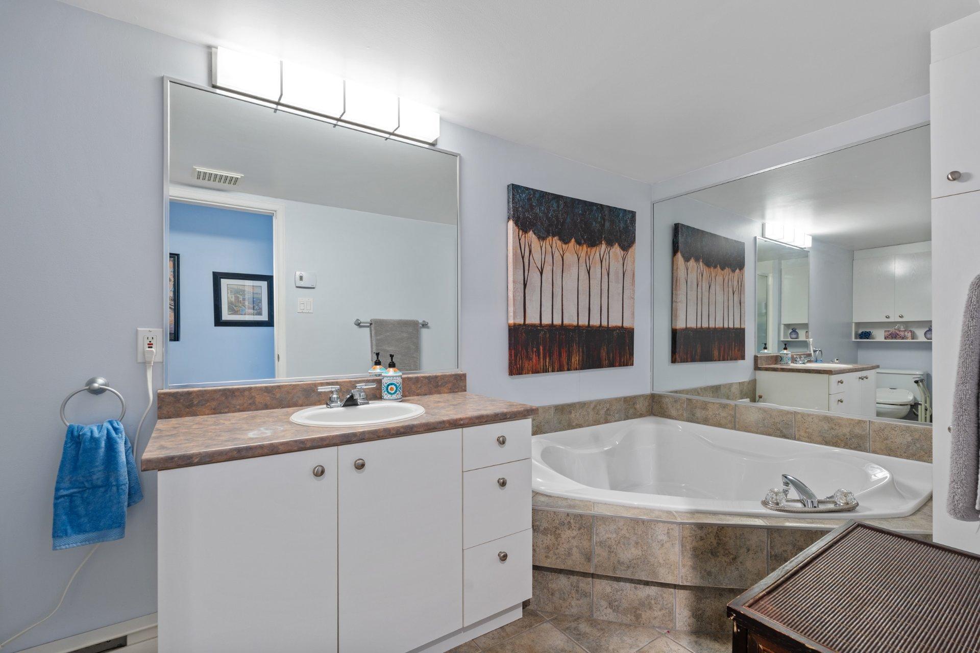 









2575


Boul. Jacques-Marcil

, 101,
Longueuil (Saint-Hubert),




QC
J3Y9E4

