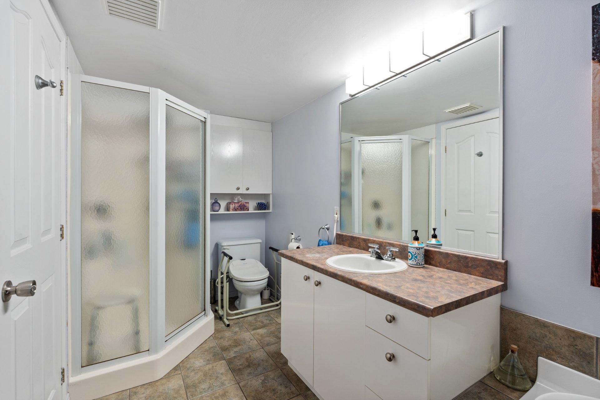 









2575


Boul. Jacques-Marcil

, 101,
Longueuil (Saint-Hubert),




QC
J3Y9E4

