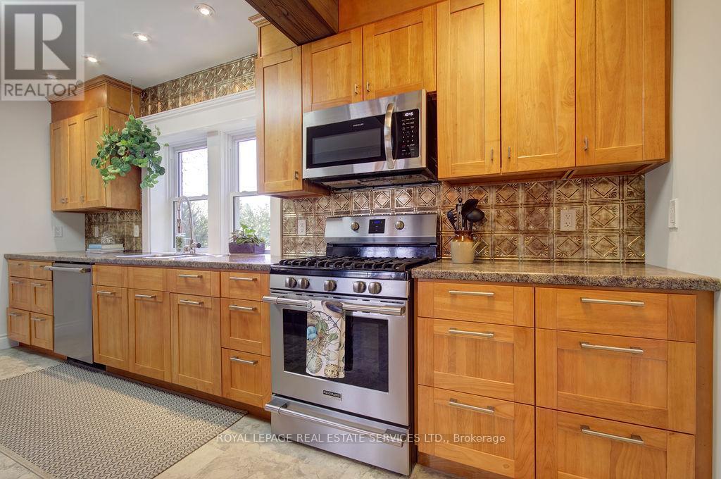 












960 HURON TERRACE

,
Kincardine,




Ontario
N2Z2Y1

