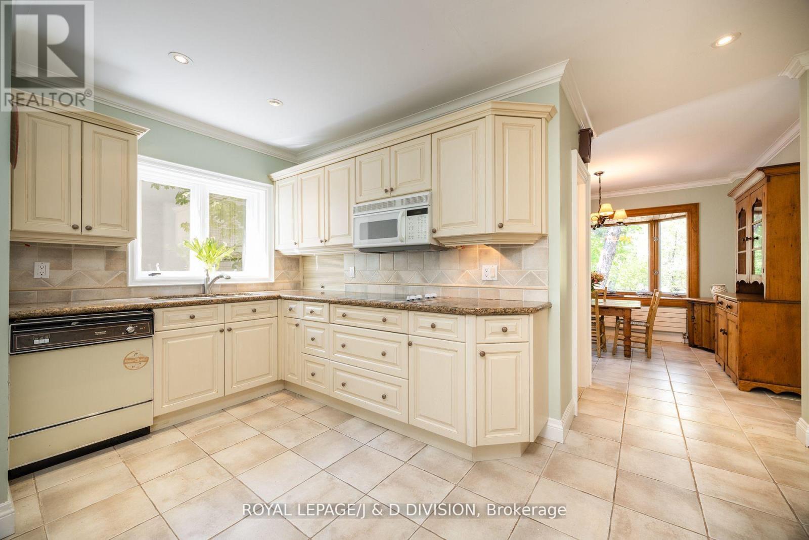 












241 FOREST HILL ROAD

,
Toronto,




Ontario
M5P2N3

